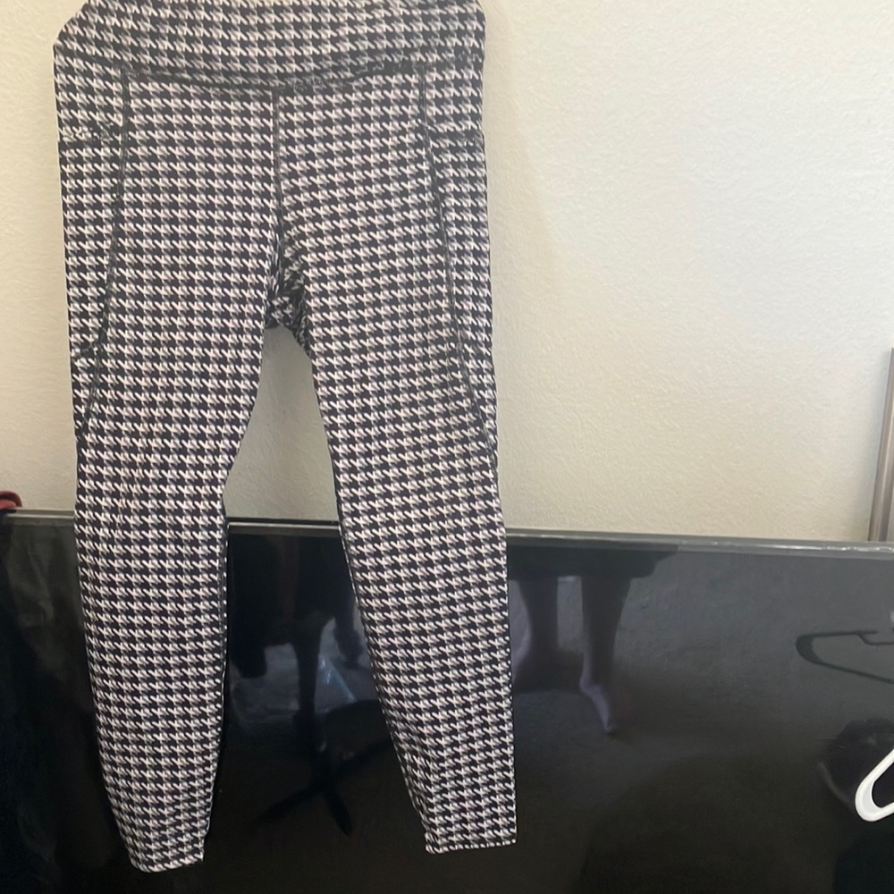FINAL MARKDOWN Avia hounds tooth leggings large